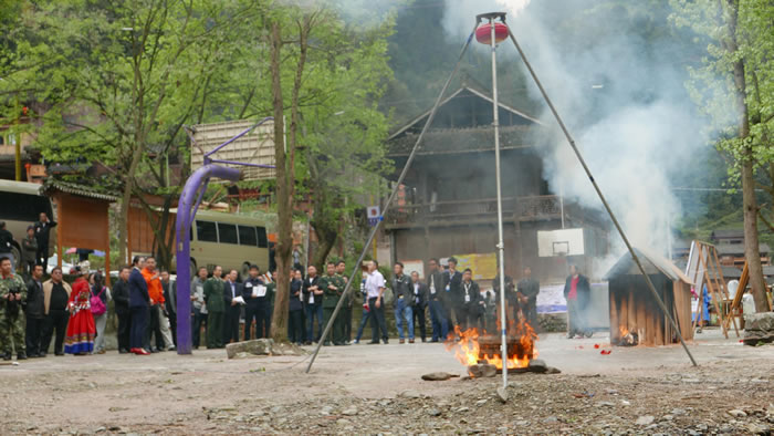 图2 博猫娱乐注册科技悬挂式灭火装置木质衡宇灭火实验现场