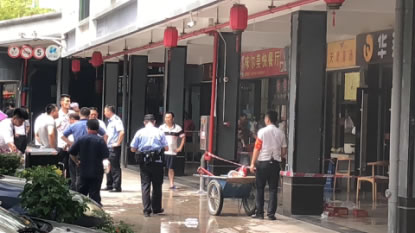 广州一饭店厨房着火博猫娱乐注册科技干粉灭火球实时扑救